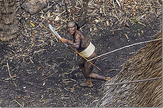 【アマゾン】「文明と隔絶された新種の民族」が発見される！カメラマンに弓を構える原住民たち