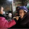 中国の現実｜５歳の少女、幼稚園に通えず老婆二人の介護を一人きりでおこなう。